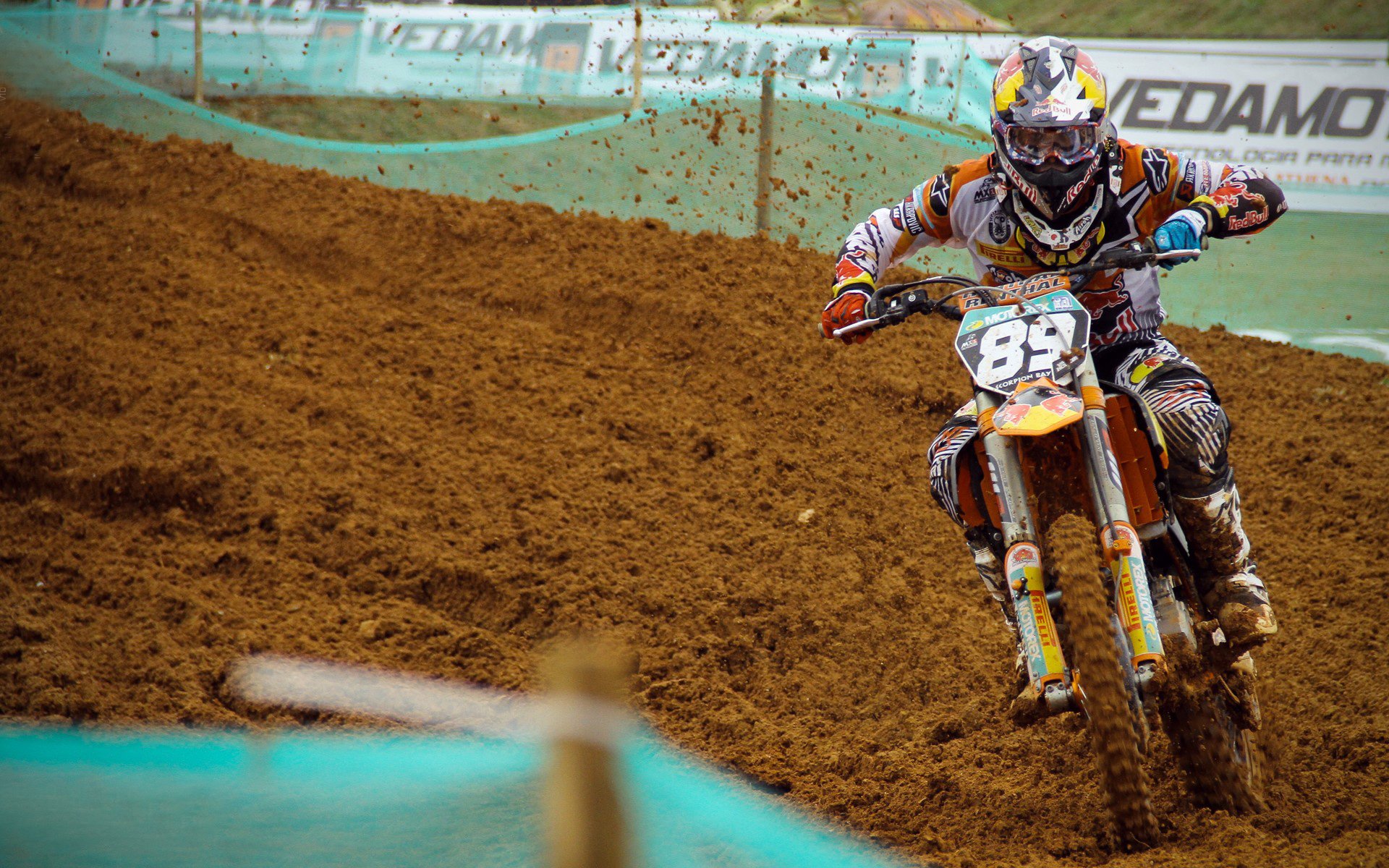 开云体育平台-西甲冲突升级！裁判判罚引发争议，西甲规则